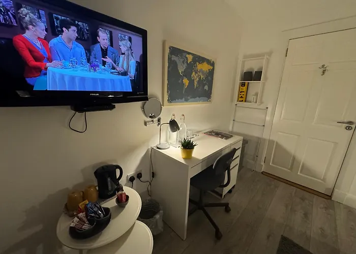 Elm Grove, Family 게스트하우스 슐